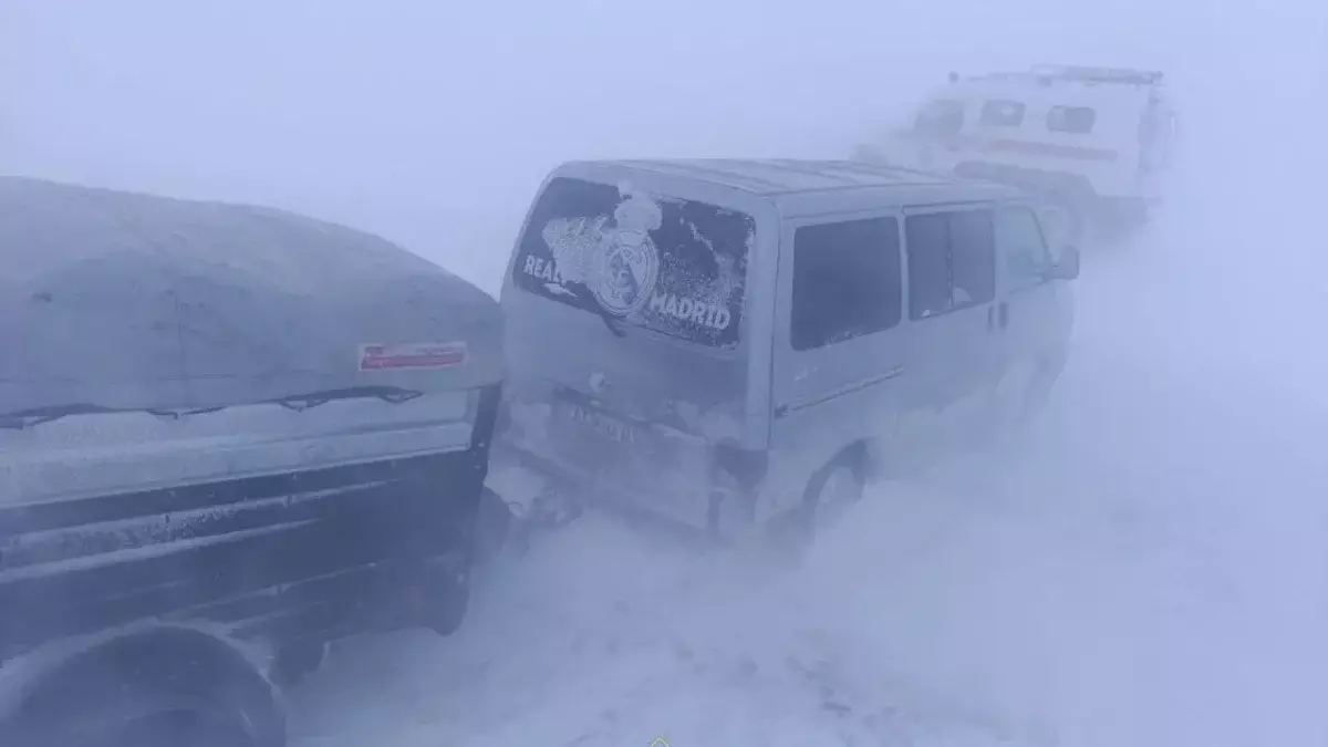 Қостанай облысында үш адам қар құрсауынан құтқарылды