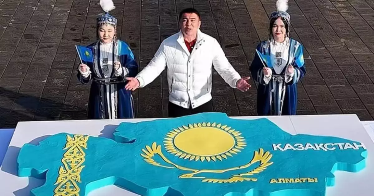  Алматылық кондитерлер Тәуелсіздік күніне 100 келі болатын торт пісірді (ВИДЕО) 