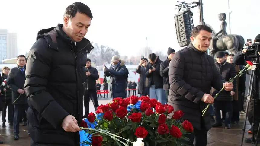 Алматы әкімі "Тәуелсіздік" монументіне гүл шоқтарын қойды