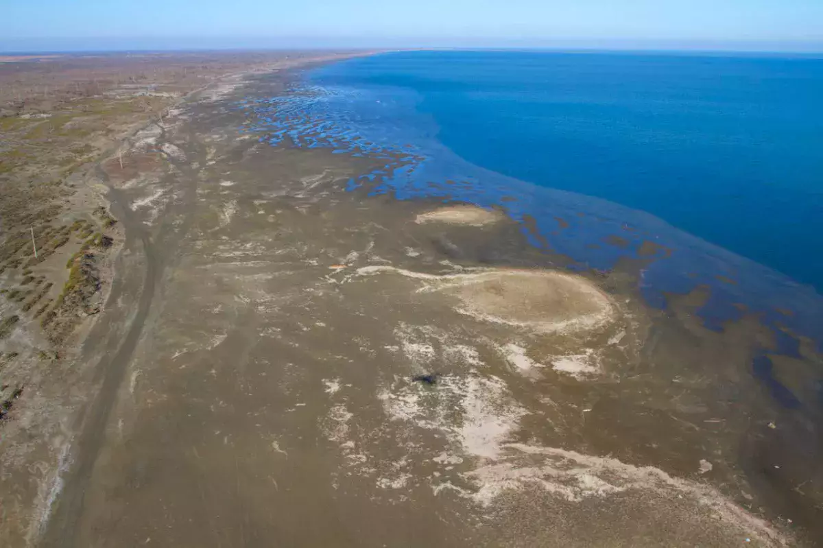 Учебная бомба обнаружена на берегу Каспийского моря в Западном Казахстане.