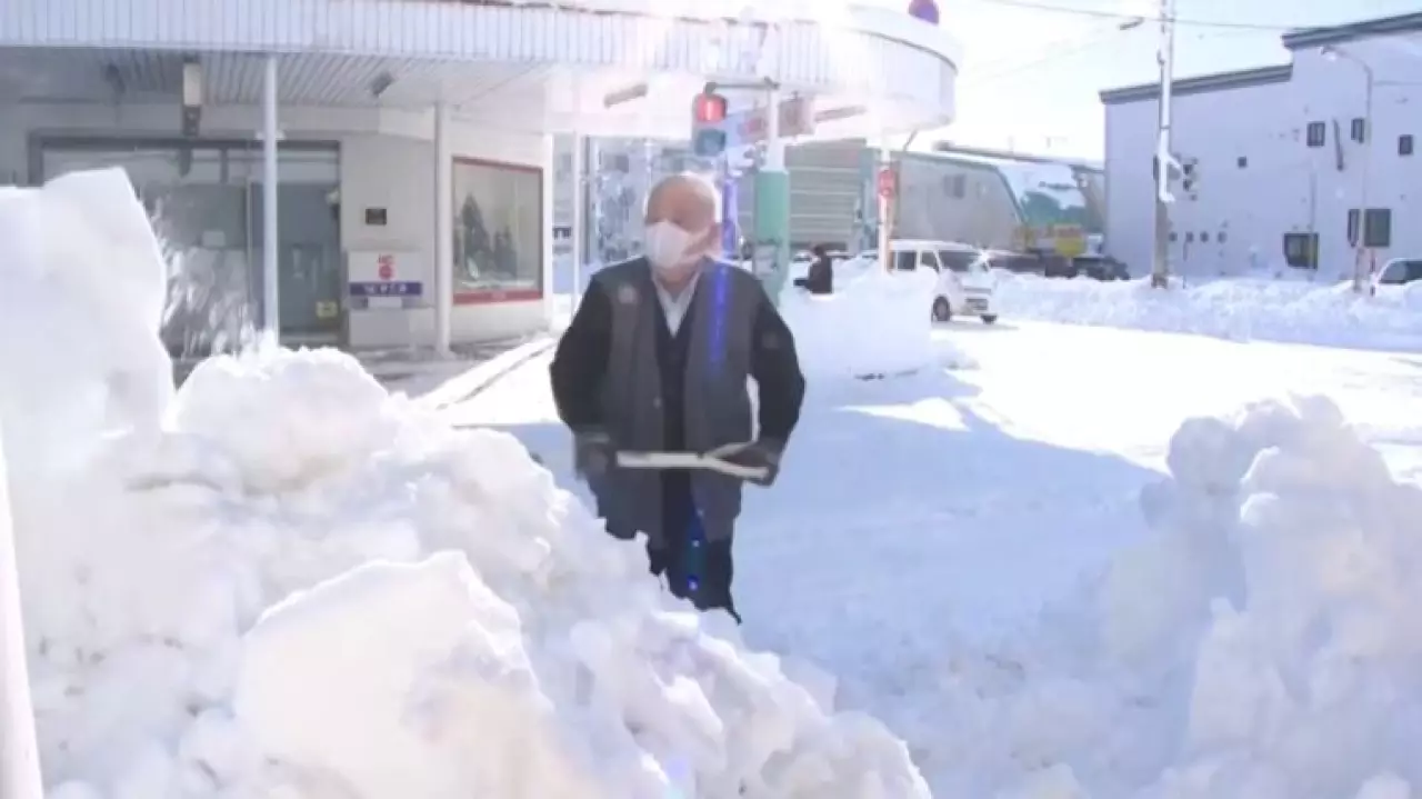 Мощный снегопад накрыл север Японии