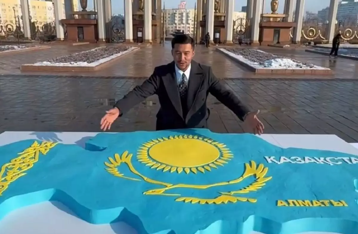 Алматыда Тәуелсіздік күніне орай 100 келілік торт қайырымдылық мақсатта таратылды