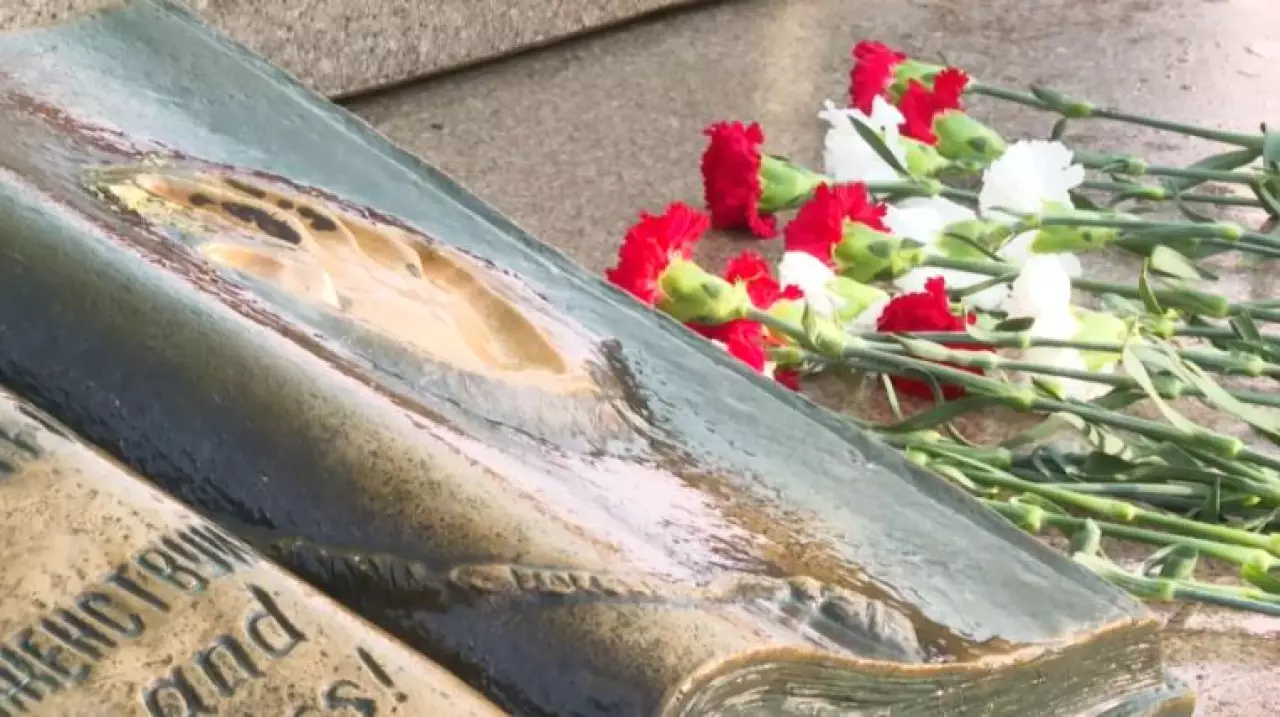 Цветы возложили к Монументу Независимости в Алматы