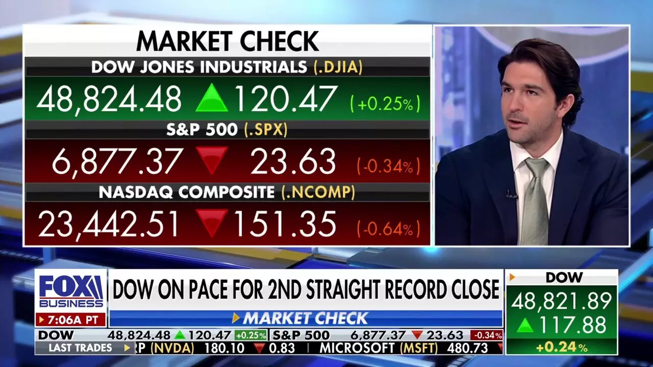В США добавилось 64 тысячи рабочих мест в ноябре после потери 105 тысяч в октябре, показал отложенный отчет.