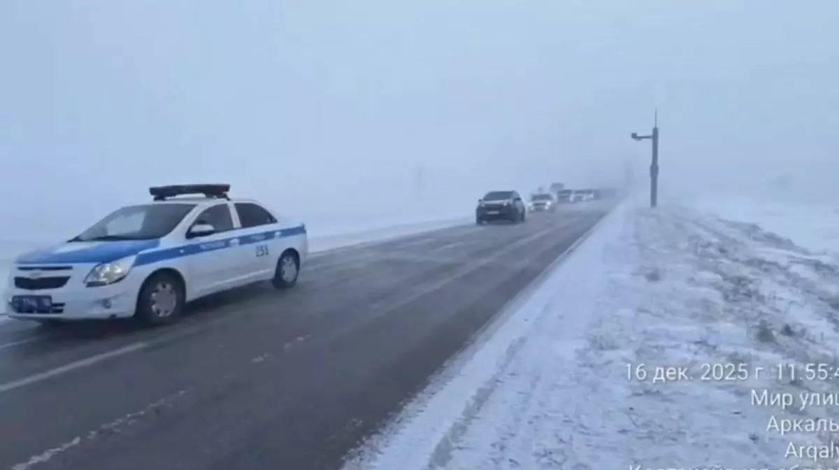 Полиция провела колонну из 100 машин через метель в Костанайской области