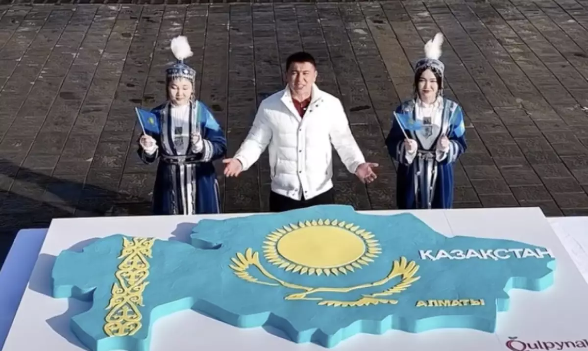 Салмағы 100 келі: Қазақстан картасы үлгісіндегі торт елді таңқалдырды (ВИДЕО)