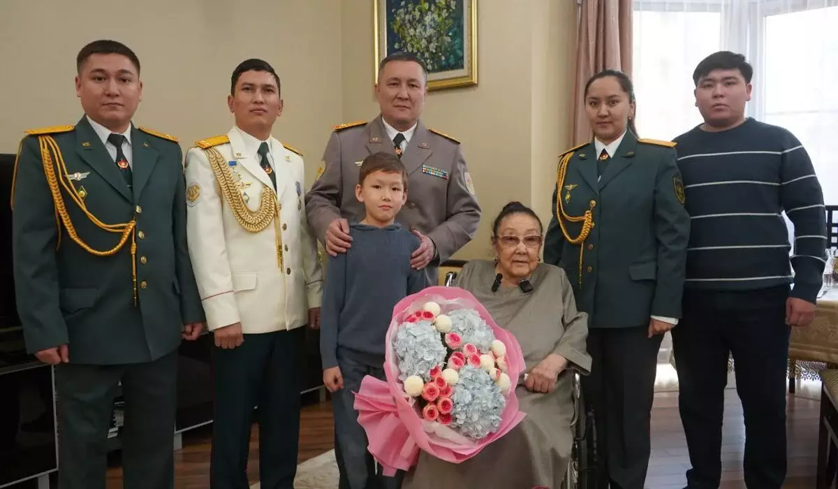 Военный оркестр выступил под окнами дома Бибигуль Тулегеновой (ВИДЕО)