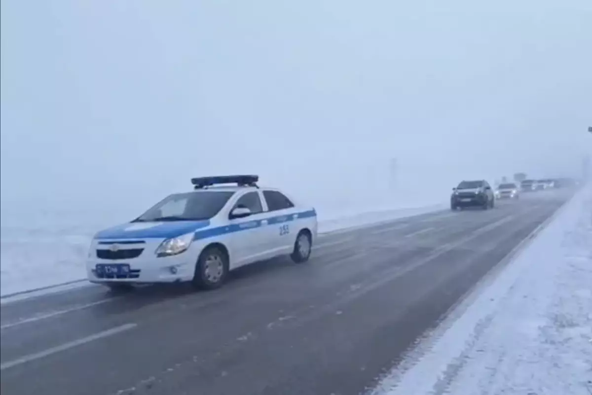 В Костанайской области полиция сопроводила колонну из 100 автомобилей