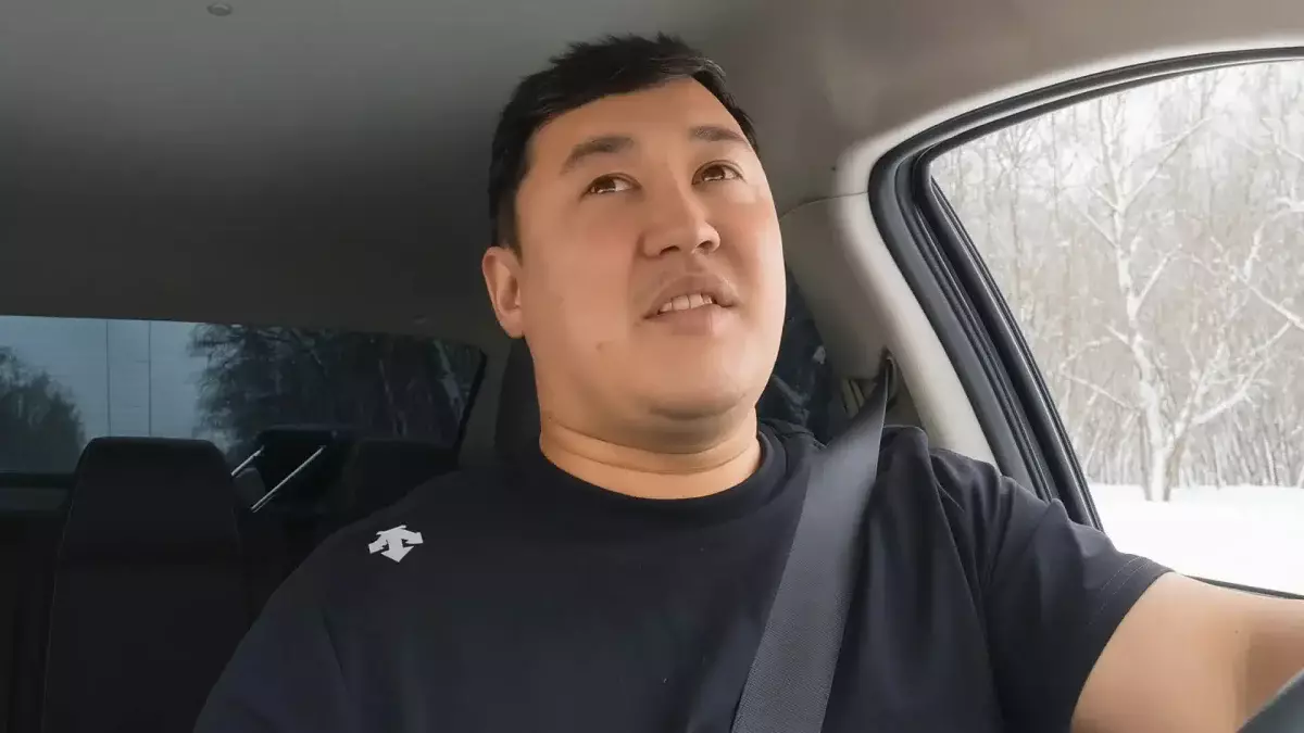 Такси с оперой: житель Усть-Каменогорска дарит пассажирам мини-концерты