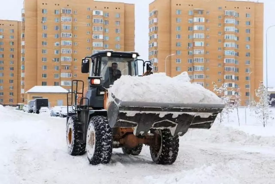 Без выходных и пауз: как коммунальные службы Астаны борются со снегом и гололёдом