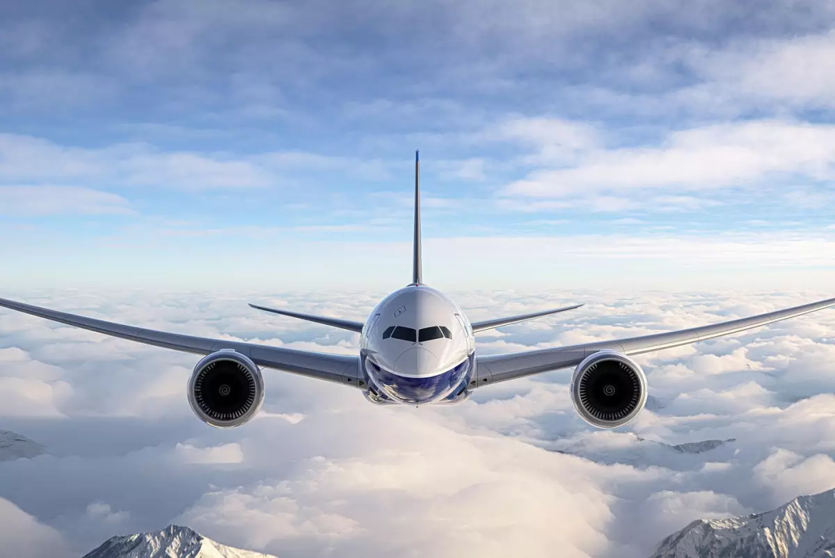 Летевший из Алматы в Астану самолет Air Astana подал сигнал бедствия