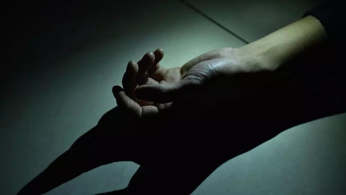 Атырауда көпқабатты үйлердің бірінен ер адамның мәйіті табылды