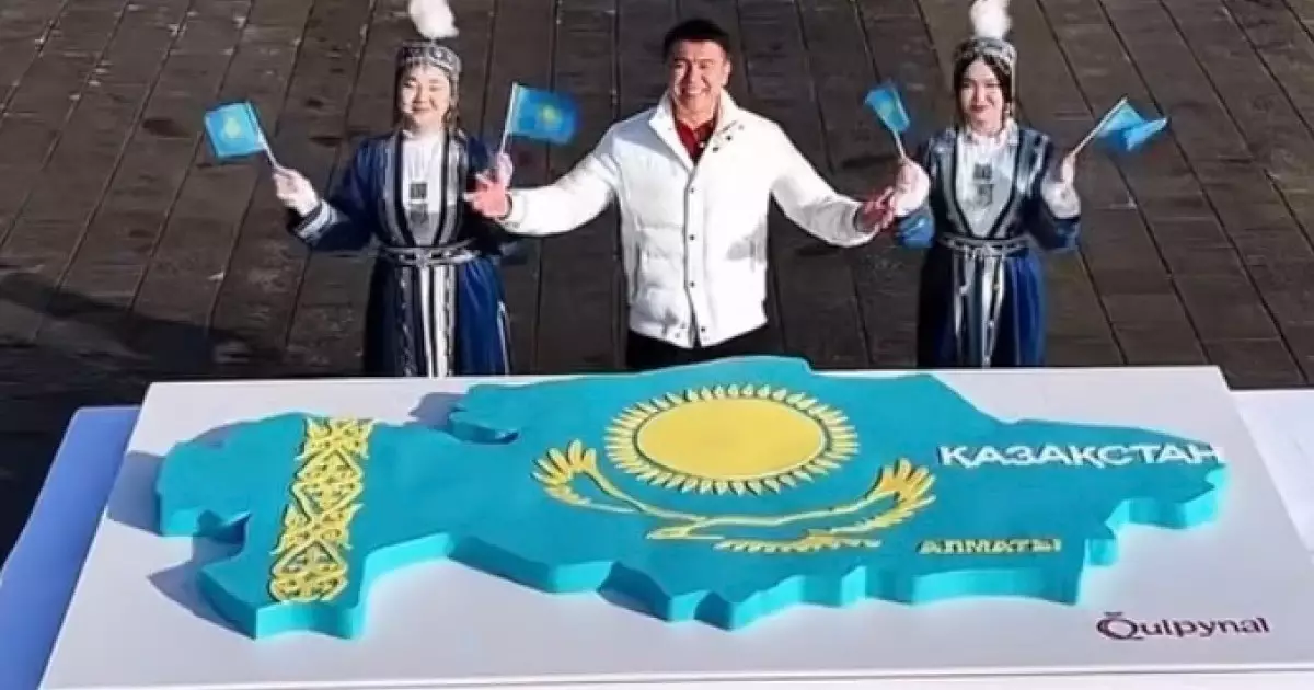  Алматыда кондитерлер Тәуелсіздік күніне 100 келілік торт пісірді (ВИДЕО) 