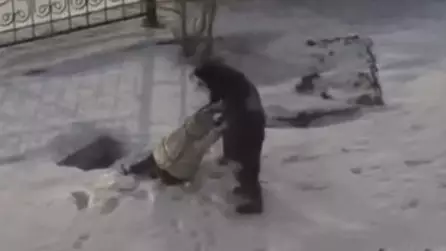 Астаналық мұғалім шұңқырға түсіп кеткен оқушыны құтқарып қалды