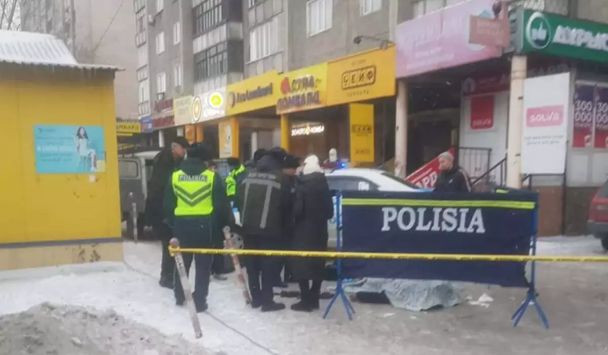 «Упал на землю и захрипел»: мужчина внезапно умер на улице в центре Семея