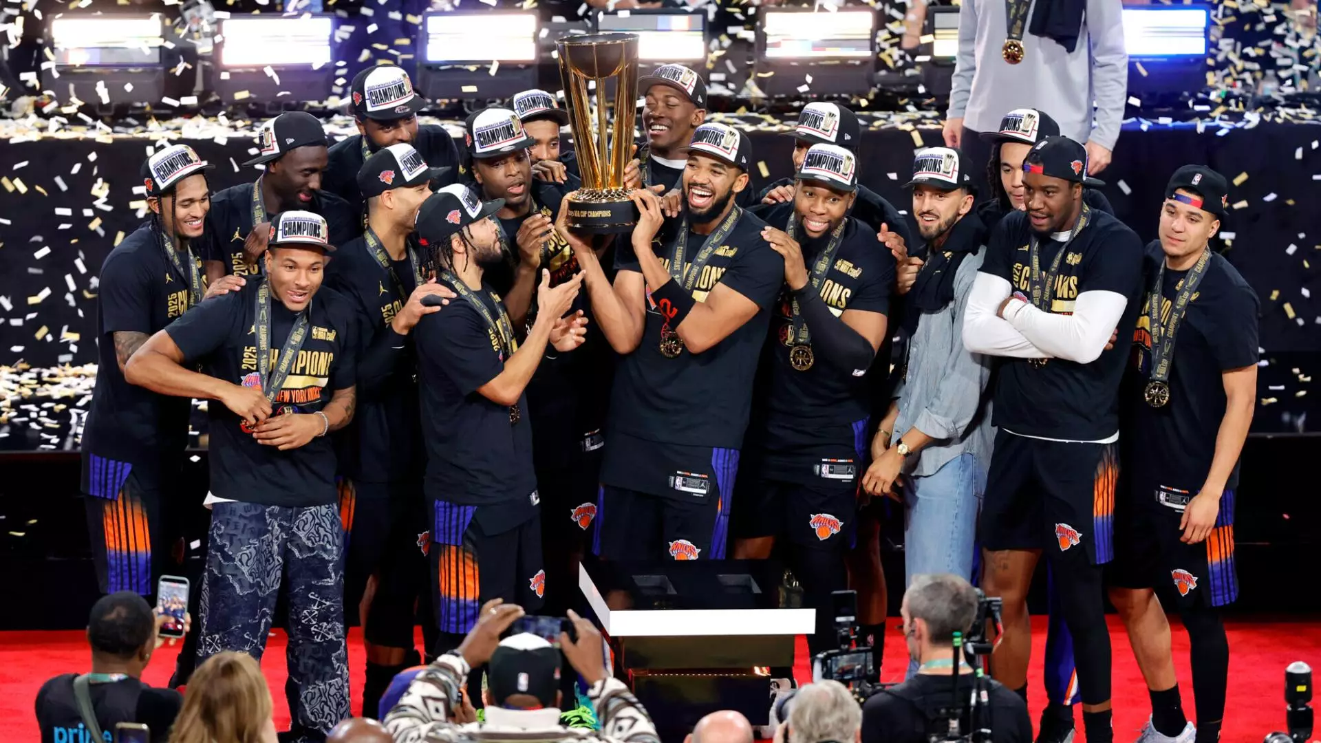 Трофей Кубка НБА впервые достался «Нью-Йорк Никс»