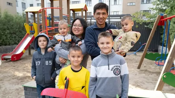 Семья, усыновление и выбор сердцем: история волонтёров и пяти приёмных детей