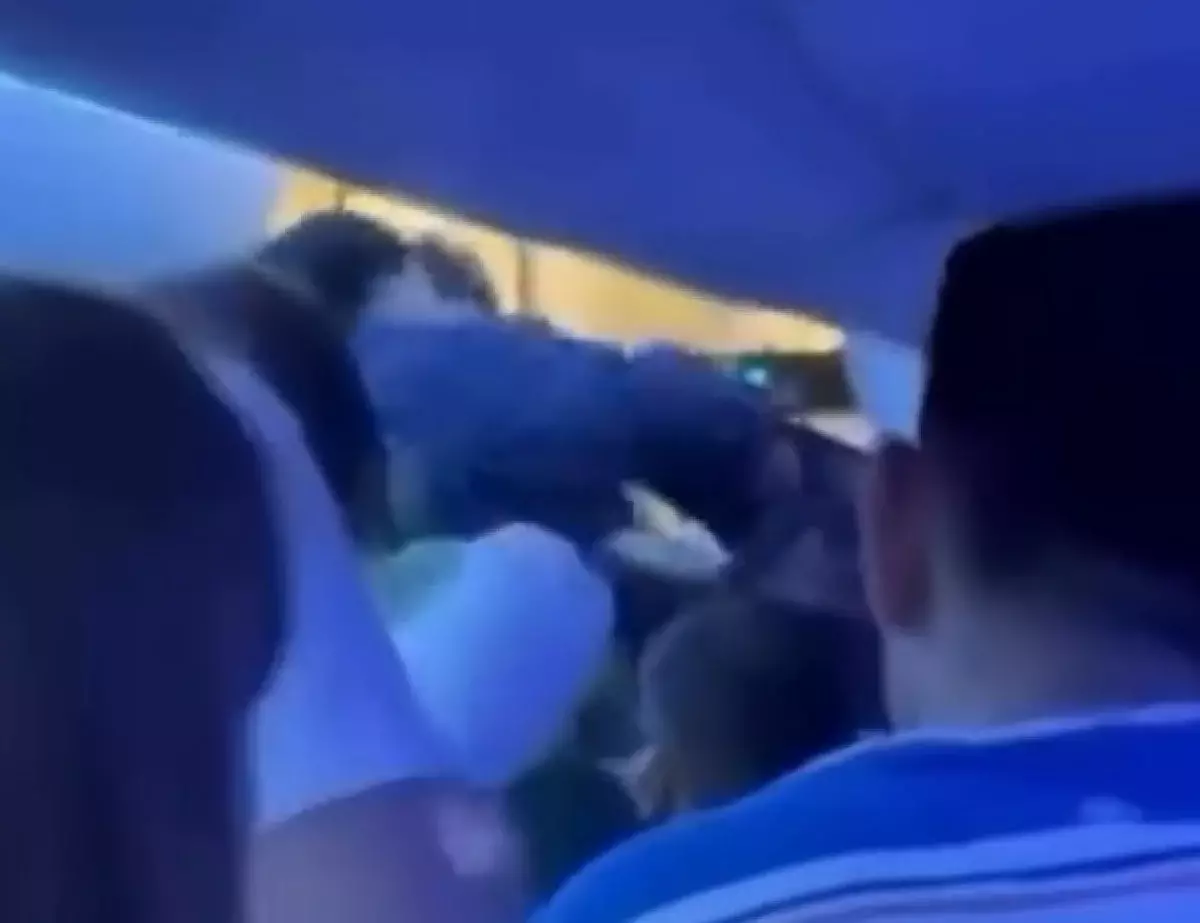 Иностранцы подрались на борту самолета в Алматы — видео