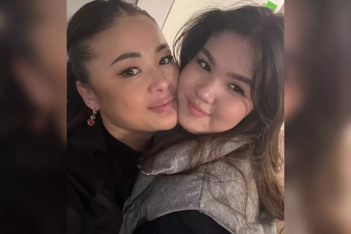 «Айтарға сөзім жоқ»: Тұрсынбектің қыздары анасына қымбат тосынсый жасады (ВИДЕО)