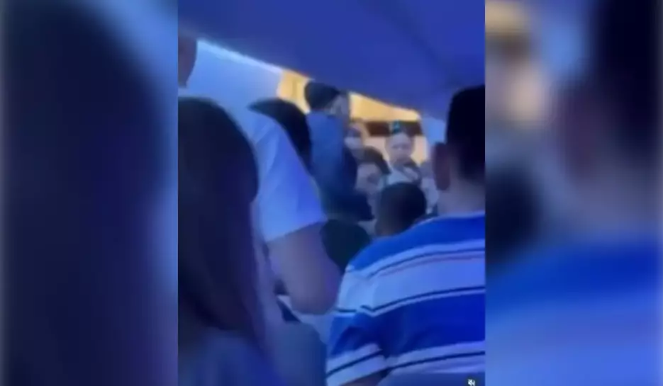 Әуе кемесіндегі жанжал: Алматы әуежайында қылмыстық іс тіркелді (ВИДЕО)