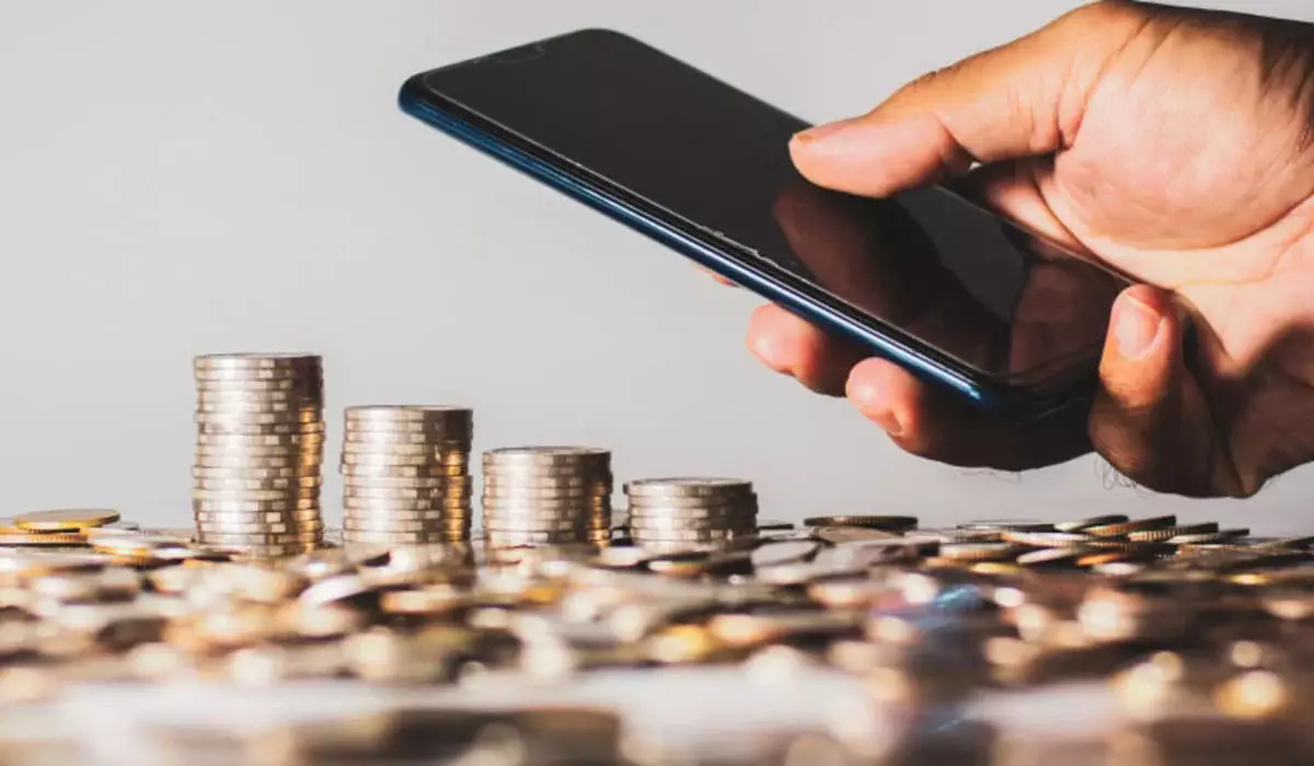 Собирает деньги с коллектива: будут ли в Казахстане наказывать за мелкие, но частые переводы