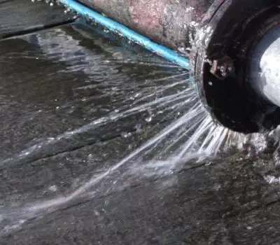 Акмолинцу выплатят 3 млн тенге из-за прорыва трубы