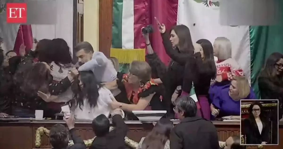  «Депуттаттар бір-бірінің шашын жұлды»: Парламентте төбелес болды 