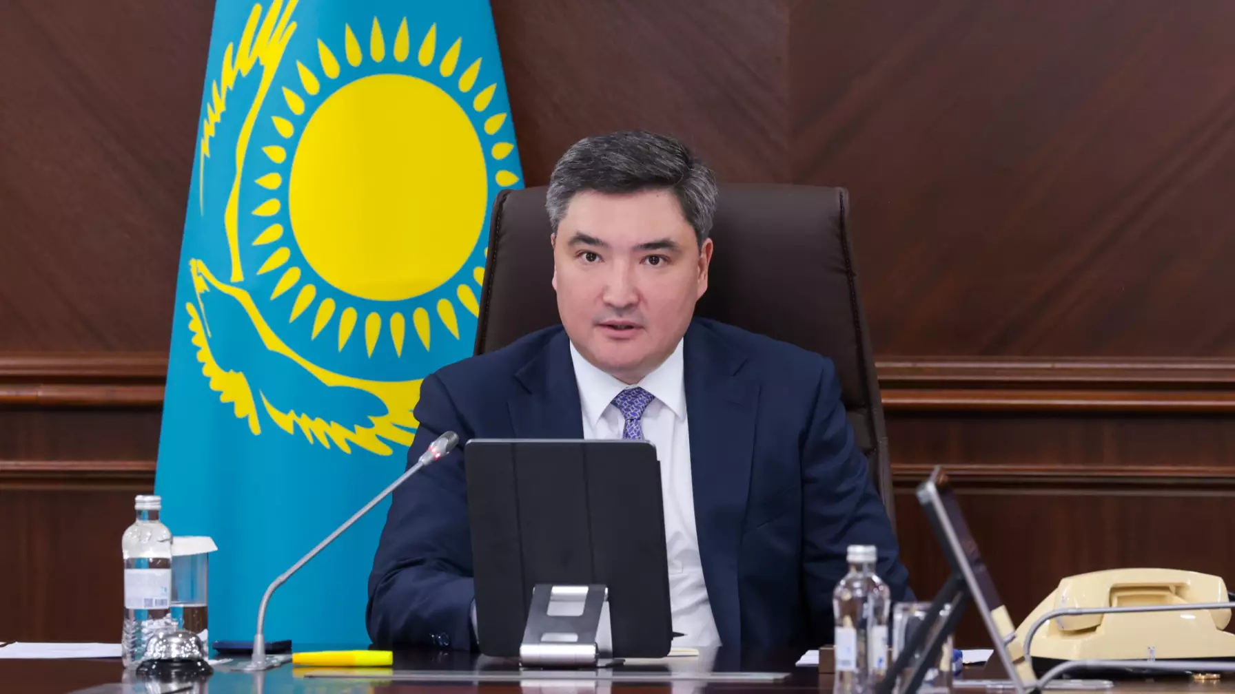 «Жұмысты күшейтіңдер»: Үкімет азық-түлік бағасын тежеуді талап етті