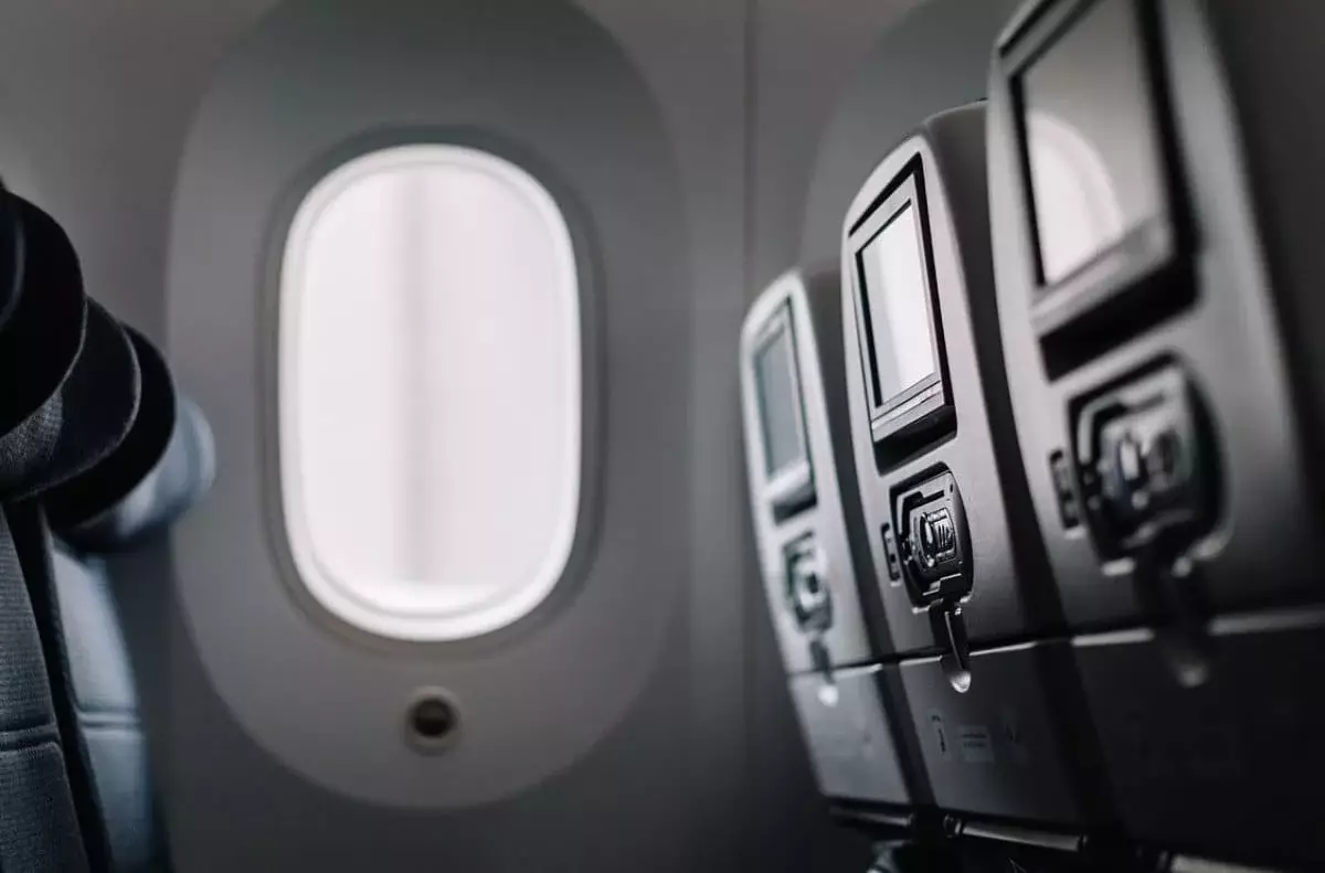 «Больше суток без вылета»: пассажиры FlyArystan застряли в аэропорту Актобе