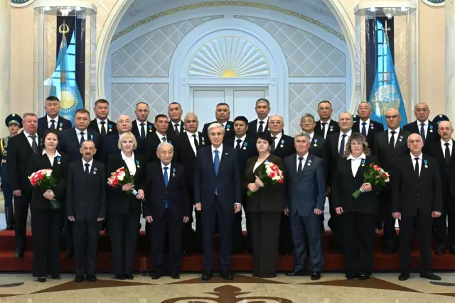 Президент энергетика саласын дамытуға елеулі үлес қосқан бір топ маманды марапаттады