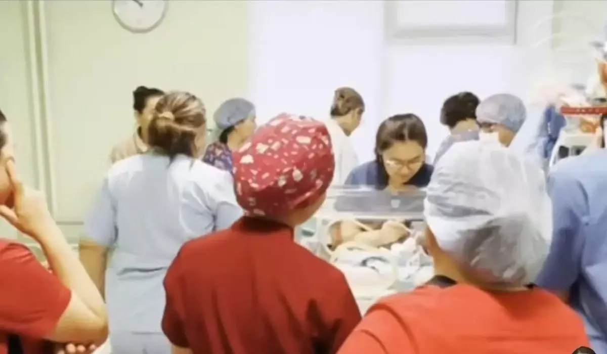 «Шашын алып, жаялыққа орады»: Атырау дәрігерлері әке-шешесі тастап кеткен шақалақты қырқынан шығарған (ВИДЕО)