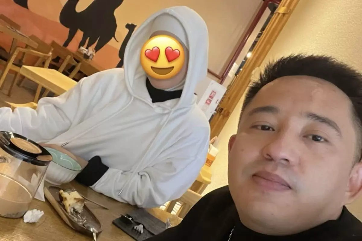 «Көз тимесін»: Әйелімен соттасып жүрген актер хиджабтағы қызбен көзге түсті (ВИДЕО)
