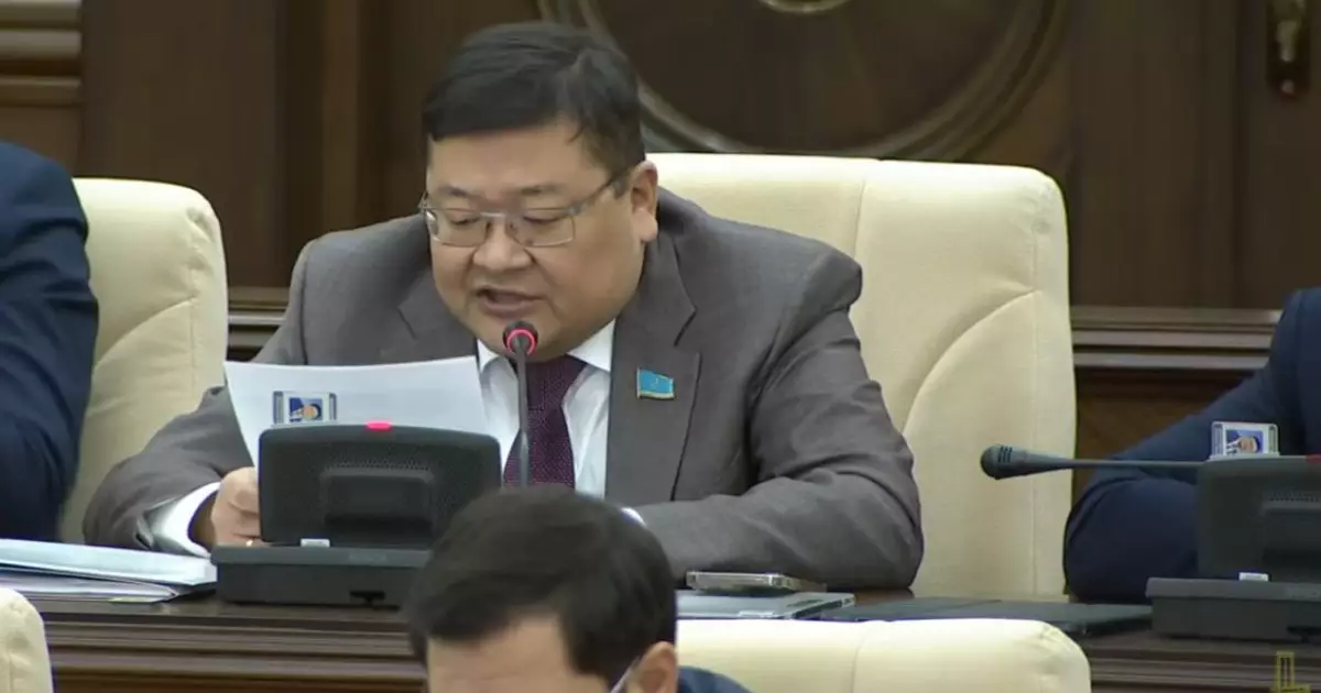  Халыққа түсіндіру керек. Айдос Сарым Украина шабуылдарын қолдайтындарды жауапқа тартуды ұсынды 