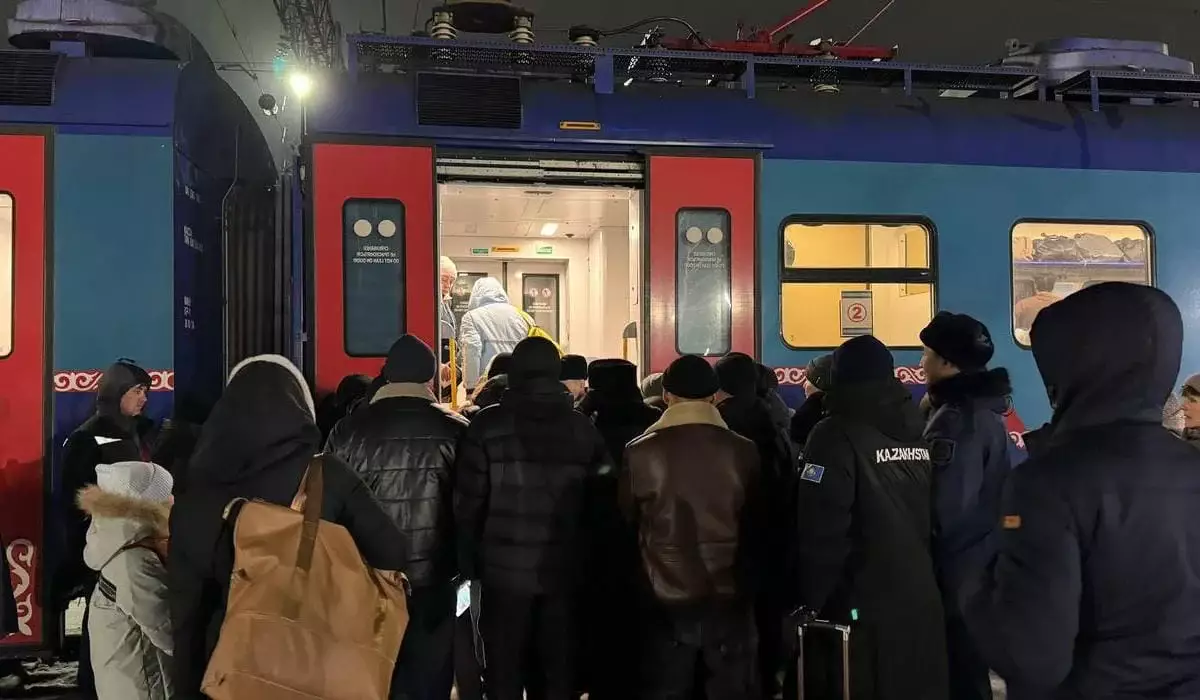 Больше 300 казахстанцев перевезли поездами после закрытия автодорог