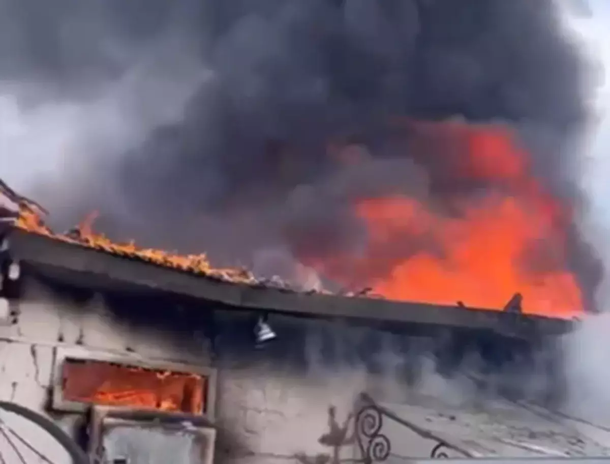 В Астане на территории частного дома загорелся гараж