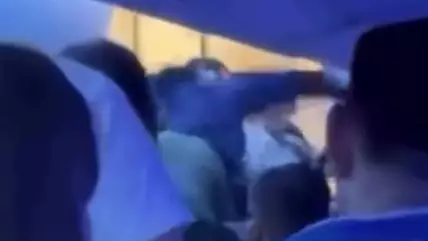 Ұшақтағы төбелес: Шетелдіктер қамауға алынды