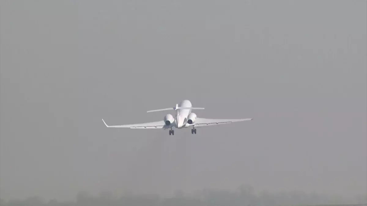 Экипаж мүшелері түтіннің иісін сезген: Алматы әуежайына қайта қонған ұшақты тексеріп жатыр