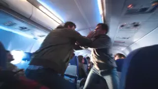 Мас жолаушылар әуе рейсінде төбелес шығарды (ВИДЕО)