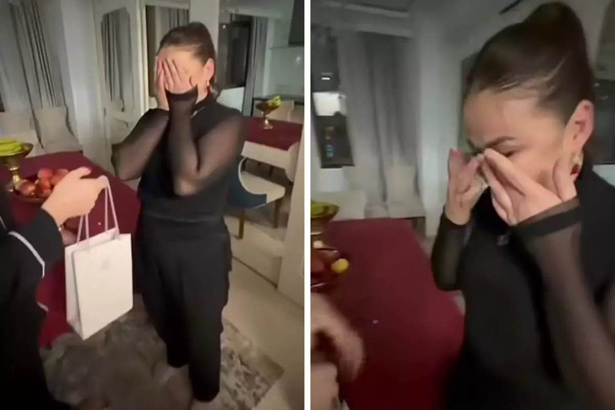 «Айтарға сөзім жоқ»: Тосынсый алған Мөлдір Мұқанова жылап қалды (ВИДЕО)