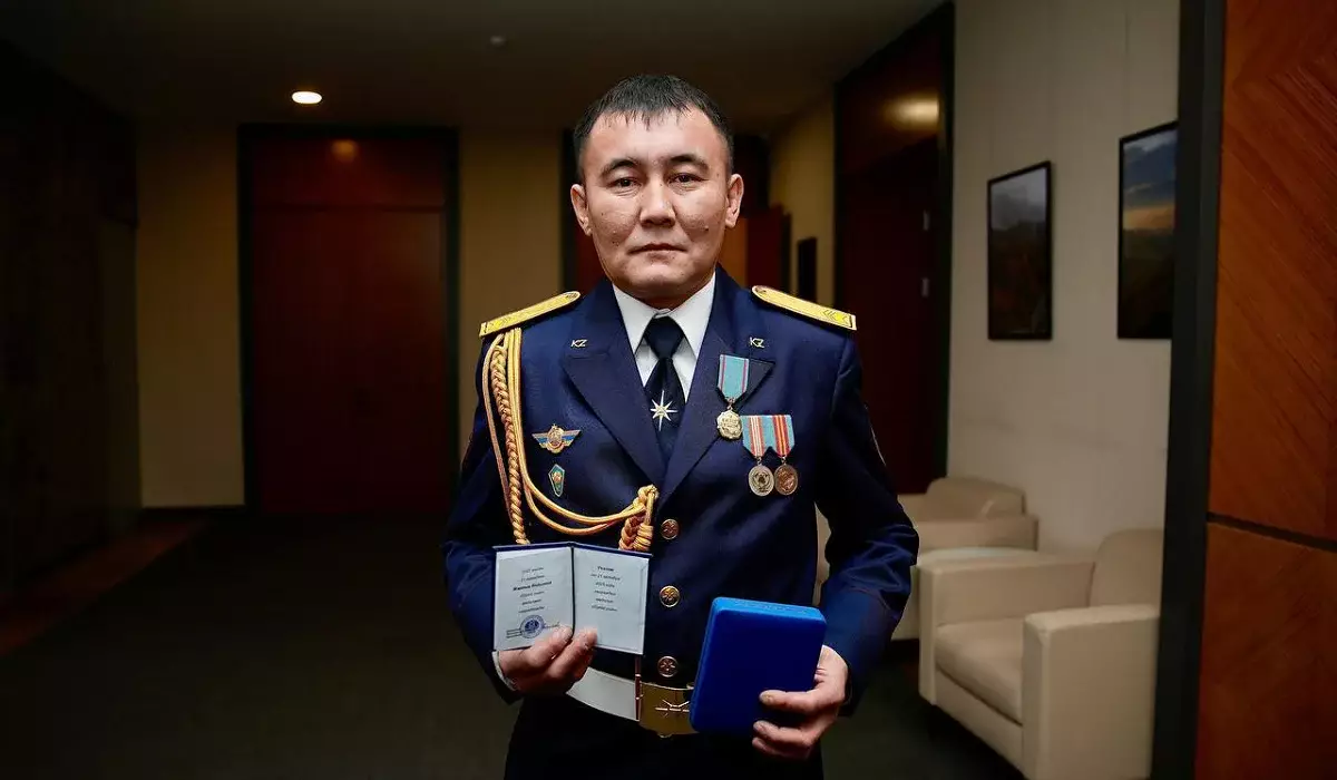 ШҚО-да өрт сөндіруші 80-ге келген қарияны құтқарғаны үшін медальмен марапатталды