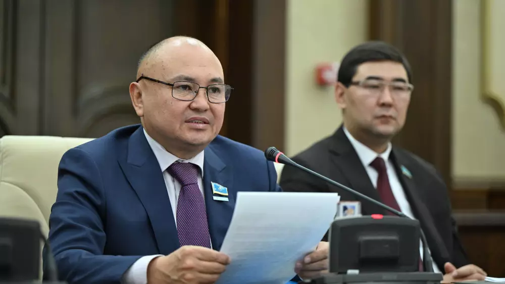 От мерча до кино: депутат заявил об опасной моде меряться жузами и ру