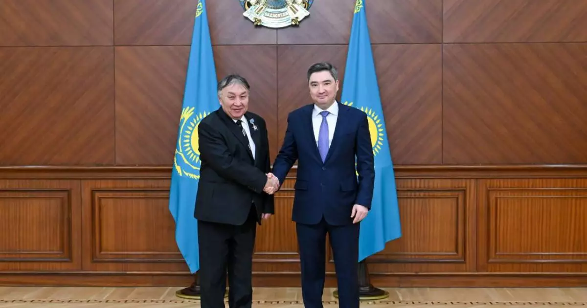  Олжас Бектенов энергетика саласының ардагерлеріне мемлекеттік наградалар табыстады 