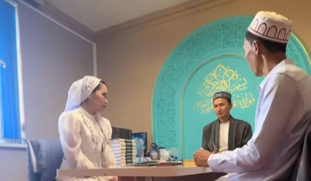 «Некелесіп жатса да жұмысын ойлап тұр»: мұғалім күйеуінен мәһрге принтер сұраған (ВИДЕО)