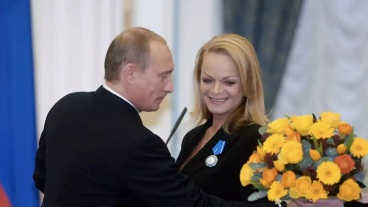 Алаяқтарға алданып, пәтерін сатқан ресейлік актриса өз үйінен күштеп шығарылатын болды