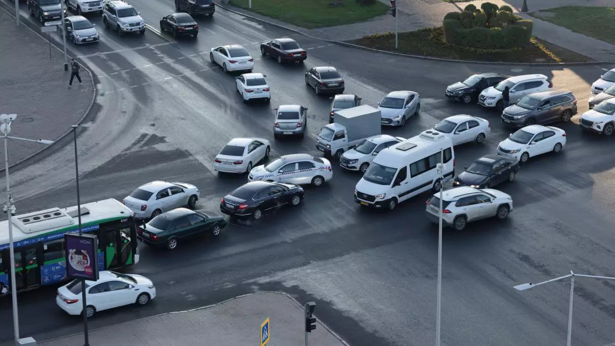 Казахстанцы жалуются на таксистов и ямы на платных дорогах - депутаты предложили реформы