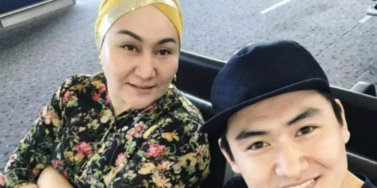 «Мұқтаждарға тегін бермей ме»: Төреғали Төреәлінің анасы киген киімдерін сатып жатыр