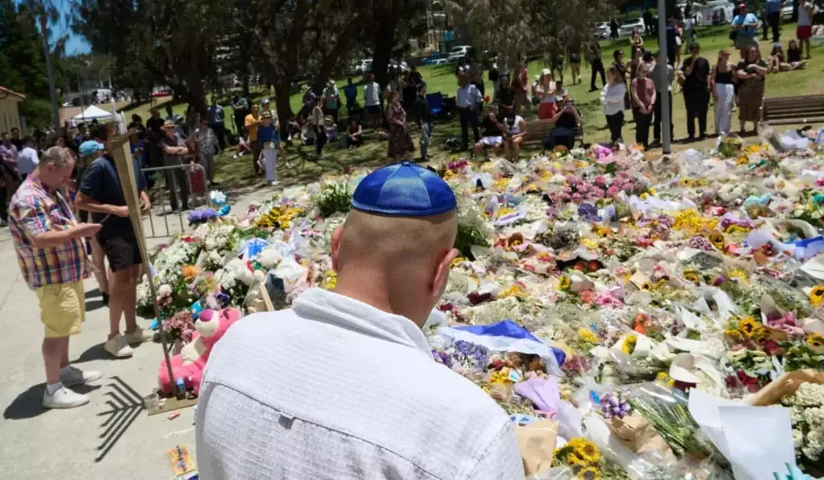 Теракт в Сиднее: подозреваемому в стрельбе на пляже Бонди предъявили 59 обвинений