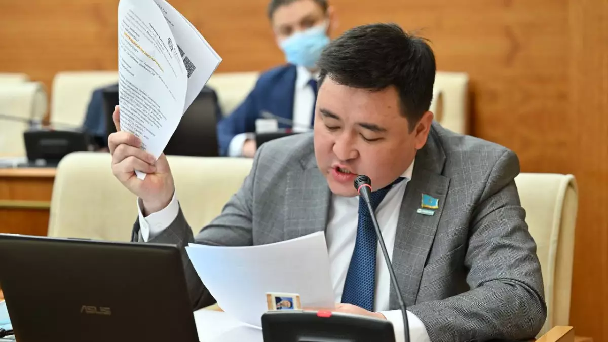 Депутат: Жалақы екі есе өсті делінген, бірақ айтылған айлық берілді ме?