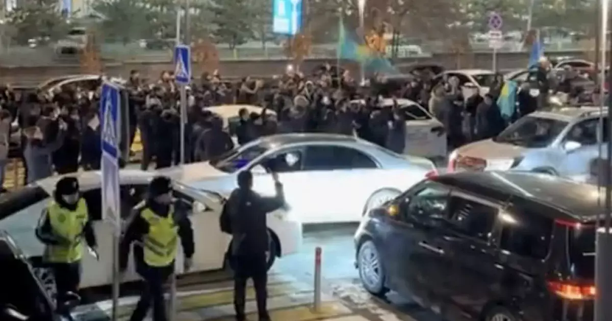 Автомобили с флагами останавливали полицейские: разъяснение МВД