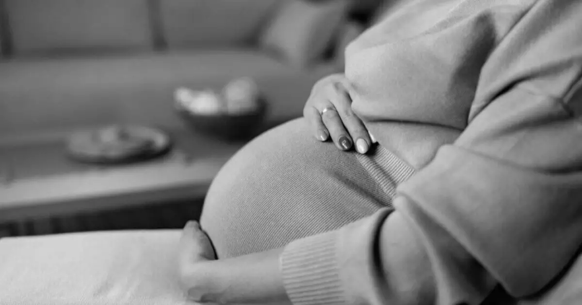  Депутат тергеу изоляторында әйелдер кісенмен босанатынын айтты 